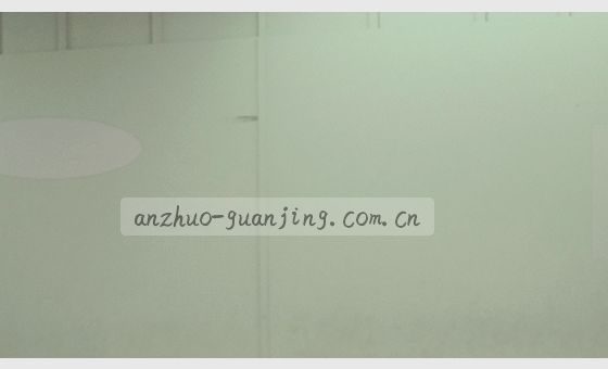 卡片上，用户指尖轻触滑动菜单，操作流畅无卡顿。
